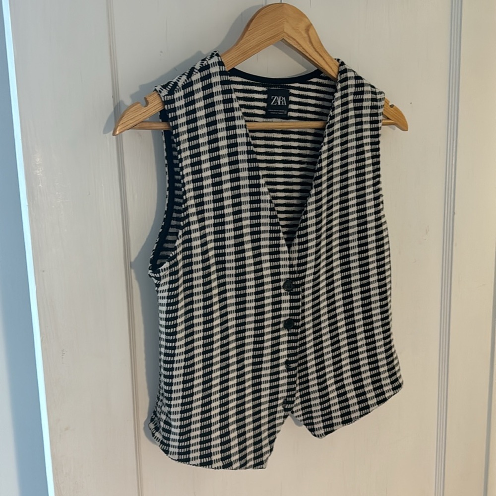 Zara Black and White Houndstooth Sleeveless Vest